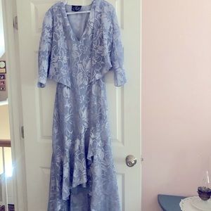 alex evening dress like new wore to wedding. Very comfortable .